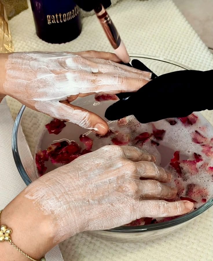 العناية باليدين والأظافر (Manicure) - صورة 3